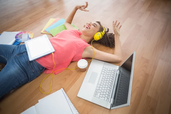 Joven empresaria creativa gesticulando con los brazos — Foto de Stock