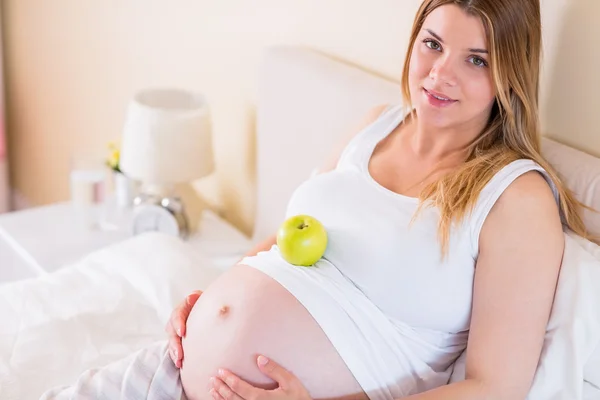 Mulher grávida com maçã na barriga — Fotografia de Stock