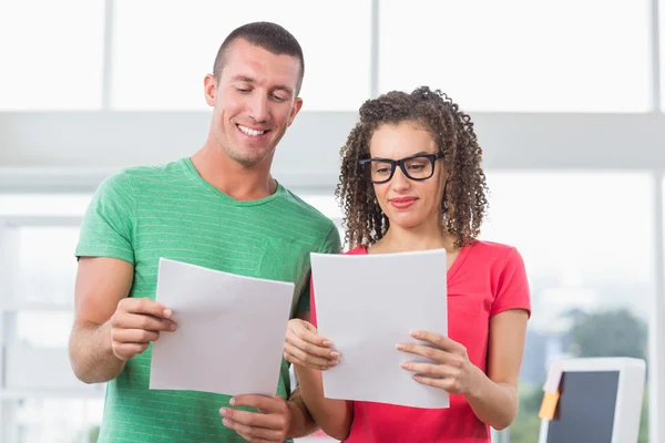 Partner beim Arbeiten und Lesen von Dateien — Stockfoto