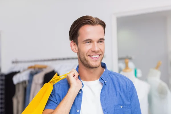 Um homem sorridente com sacos de compras — Fotografia de Stock