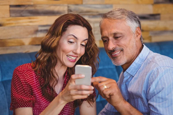 Roztomilý pár, při pohledu na jejich telefony — Stock fotografie