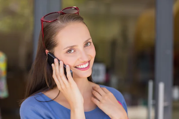 Szczęśliwa kobieta rozmawiająca przez telefon — Zdjęcie stockowe