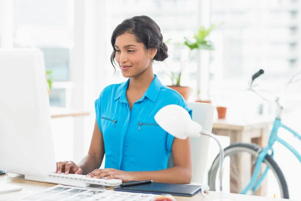 Retrato de una mujer de negocios sonriente escribiendo en un cuaderno — Foto de Stock