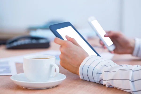 Zakenvrouw met behulp van twee digitale tablet — Stockfoto