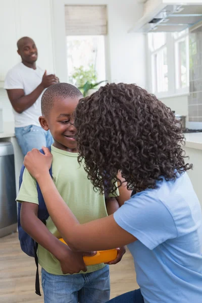 Mãe e pai preparam seu filho para ir à escola — Fotografia de Stock