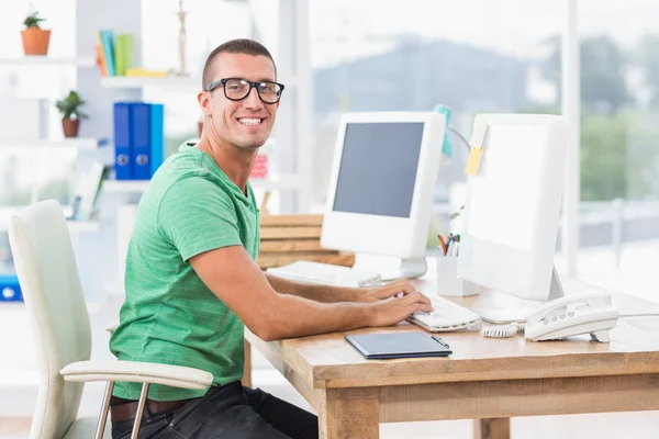 Молодой креативный бизнесмен печатает на компьютере — стоковое фото