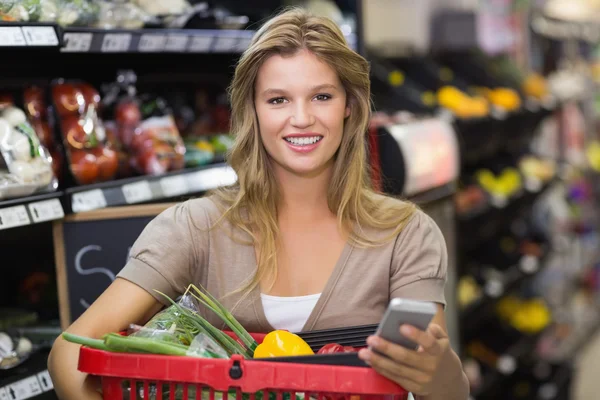 महिला भाजीपाला सुपरमार्केट खरेदी — स्टॉक फोटो, इमेज
