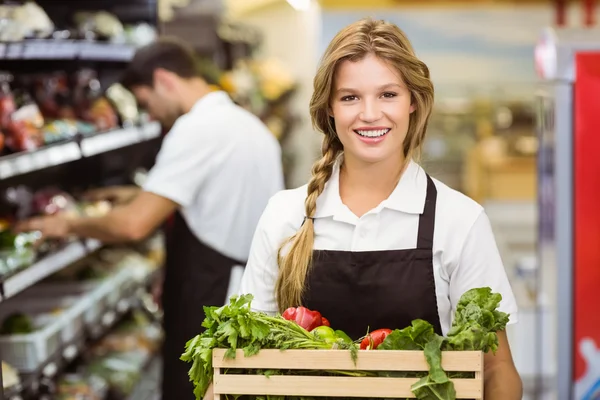 Zaměstnanci žena v supermarketu — Stock fotografie