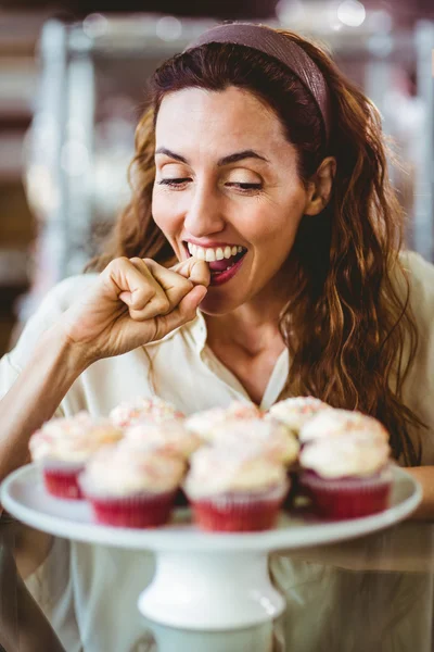 Pretty brunette looking at cakes — Stock Photo, Image