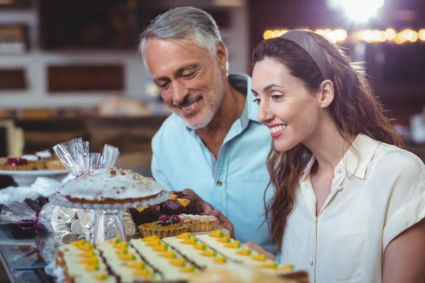 Linda pareja mirando pasteles —  Fotos de Stock