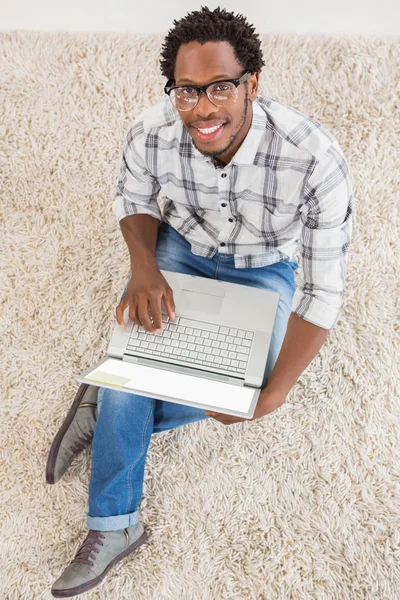 Giovane uomo d'affari digitando sul computer portatile — Foto Stock