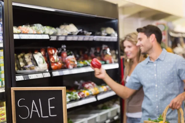 Paar levensmiddelen in supermarkt kopen — Stockfoto