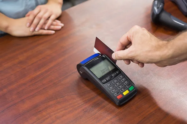 Mulher na caixa registradora pagando com cartão de crédito — Fotografia de Stock