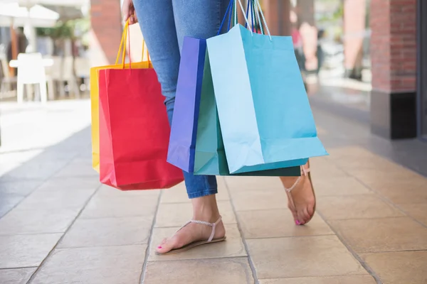 Frau läuft mit Einkaufstüten — Stockfoto