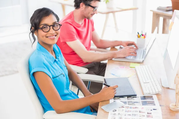 Sonriente equipo de negocios casual trabajando juntos — Foto de Stock