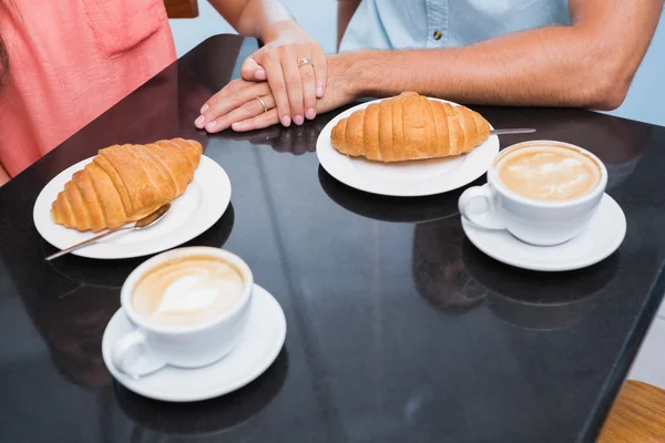 Café e pão com casal feliz atrás dele — Fotografia de Stock