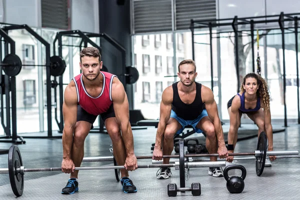 Atletas musculares levantando una barra — Foto de Stock