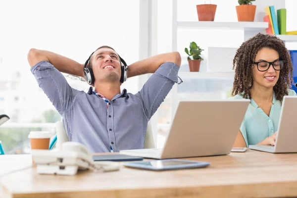 Relajado hombre de negocios escuchando música —  Fotos de Stock