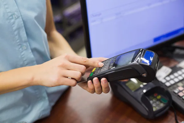 Donna al registratore di cassa che paga con carta di credito — Foto Stock