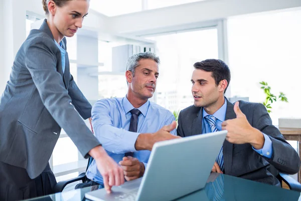 Geschäftsleute sprechen während des Treffens — Stockfoto