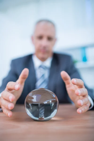 Affärsman prognostisering en kristallkula — Stockfoto