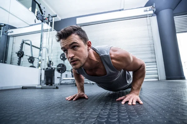 Um homem musculoso a fazer flexões — Fotografia de Stock