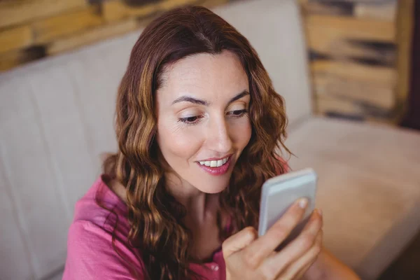 Kvinna på telefon på café — Stockfoto