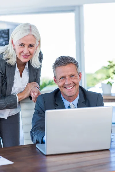 Happy business folk tittar på kameran — Stockfoto