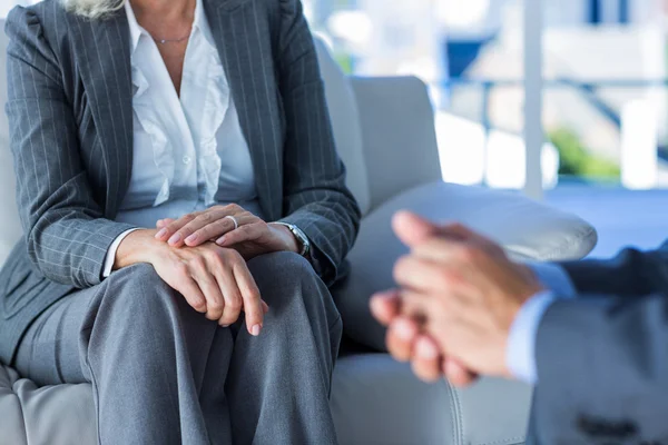 Geschäftsleute sprechen gemeinsam auf Couch — Stockfoto