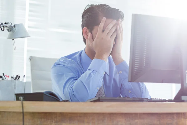 Hombre de negocios serio sentado en la silla — Foto de Stock