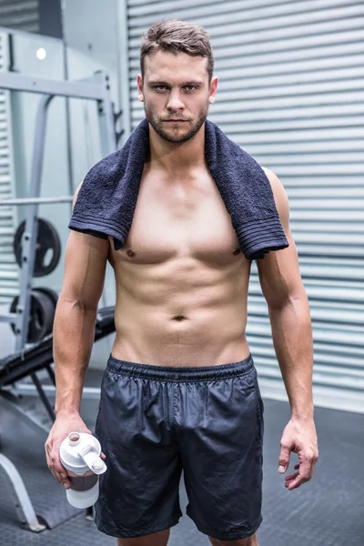 Retrato de homem muscular olhando para a câmera — Fotografia de Stock