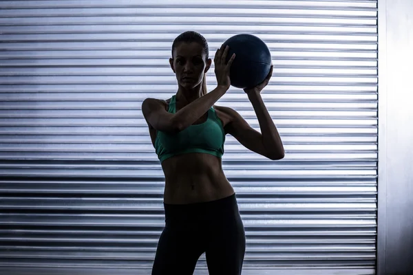 Mujer muscular haciendo ejercicio de pelota — Foto de Stock
