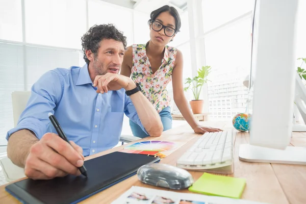 Partner arbeiten gemeinsam am Tablet — Stockfoto