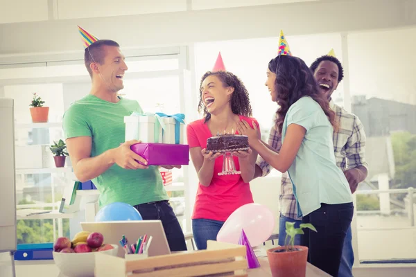 Smiling colleagues celebrating birthday — Stock Photo, Image