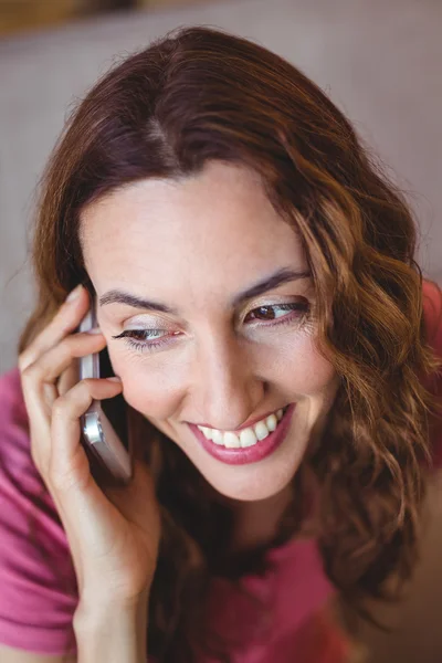 Kvinna på telefon på café — Stockfoto