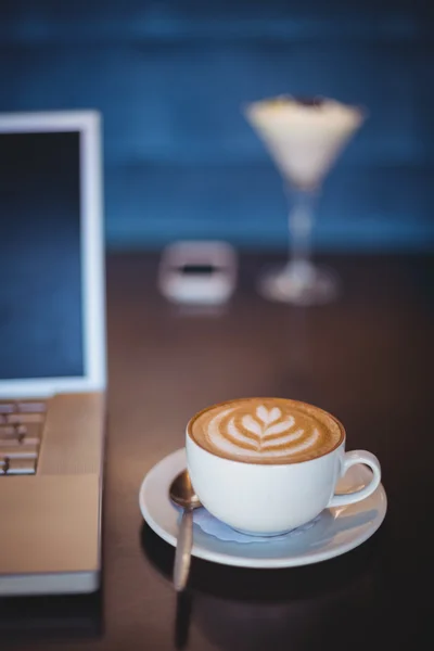 Laptop en koffie op tafel — Stockfoto