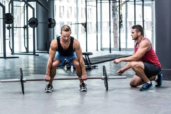 Svalnatý muž zrušení barbell — Stock fotografie