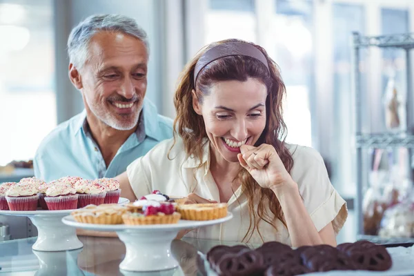 Coppia carina guardando pasticcini — Foto Stock