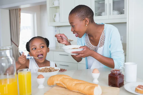 Mother and duaghter eating together — Stock Photo, Image