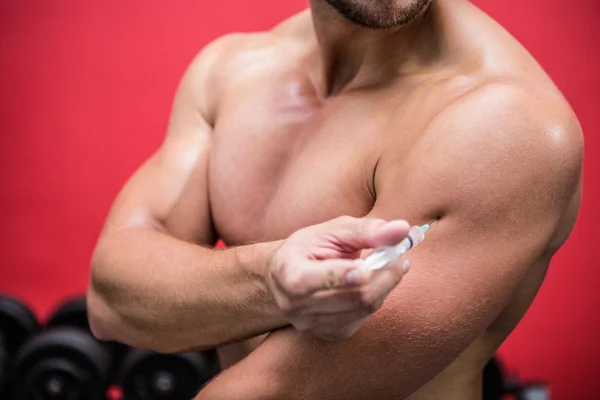 Gespierde man injecteren van steroïden — Stockfoto