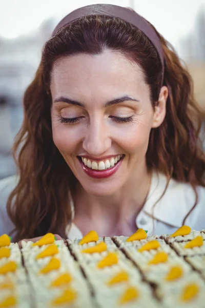 Bonita morena mirando pasteles — Foto de Stock