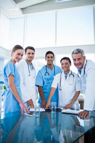 Ärzte und Krankenschwestern lächeln in die Kamera — Stockfoto