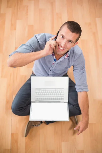 Jonge creatieve zakenman aan de telefoon — Stockfoto