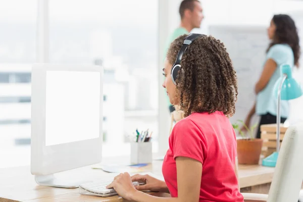 Affärskvinna med dator i office — Stockfoto