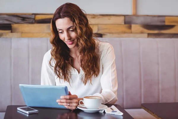 Mujer usando tableta digital — Foto de Stock