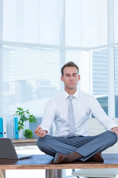 Hombre de negocios zen haciendo meditación de yoga — Foto de Stock