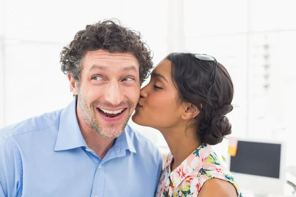 Retrato de um casal jovem e sorridente no trabalho — Fotografia de Stock