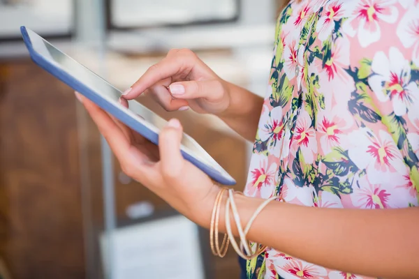 Frau benutzt Tablet-Computer — Stockfoto