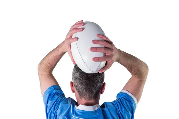 Giocatore di rugby in procinto di lanciare una palla da rugby — Foto Stock