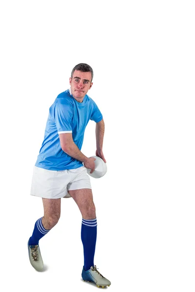 Ragbyový hráč zahazuje rugby míč — Stock fotografie